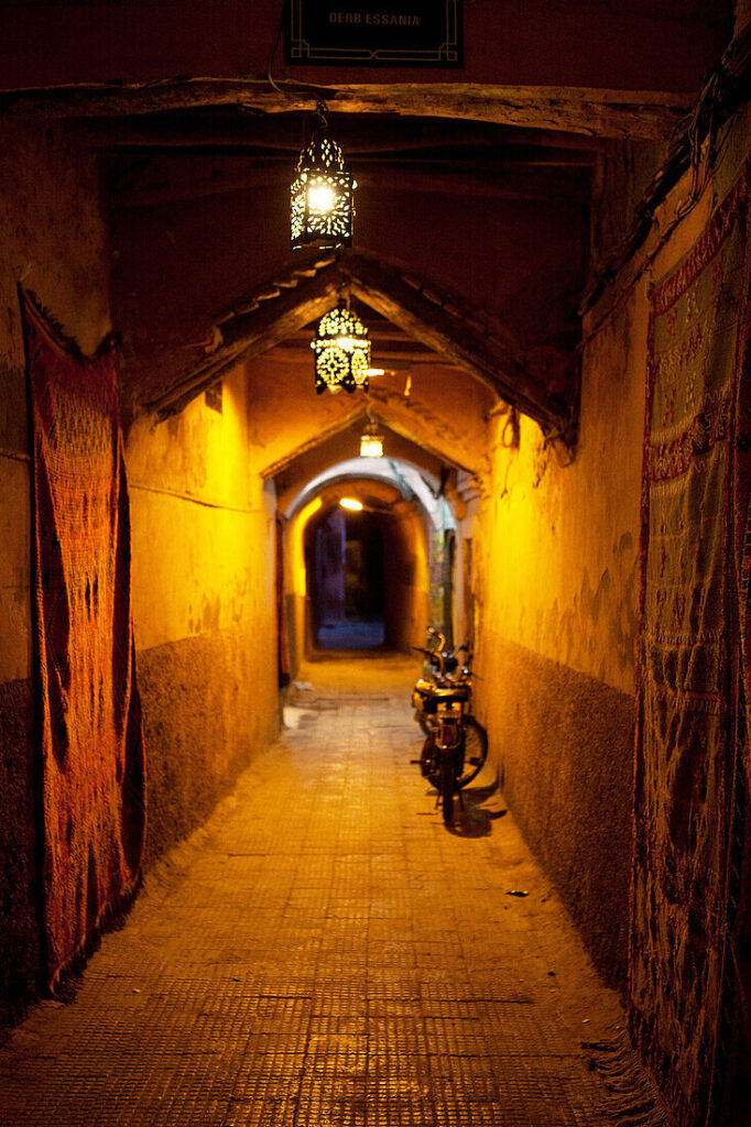 gasse in der medina bei nacht, marrakesch, marokko